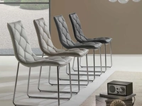 Sedia Giada rivestita in ecopelle imbottita e trapuntata con base in metallo cromato di La Seggiola