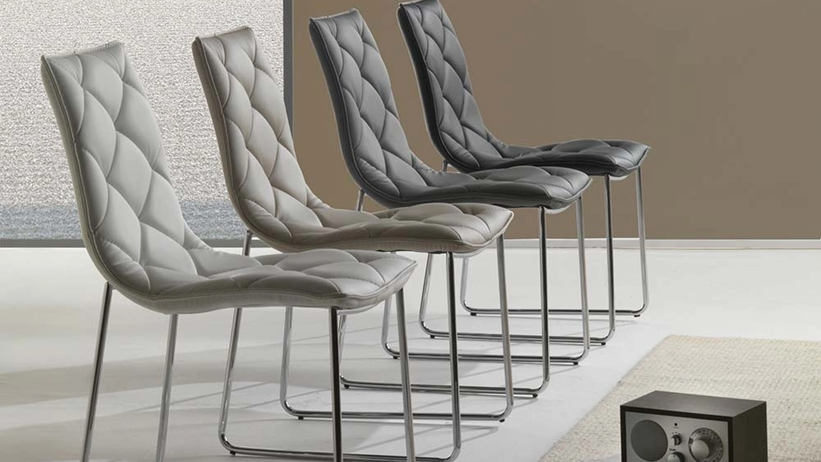 Sedia Giada rivestita in ecopelle imbottita e trapuntata con base in metallo cromato di La Seggiola