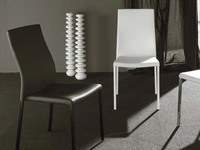 Sedia Hellen in ecopelle con base in metallo verniciato in tinta di La Seggiola