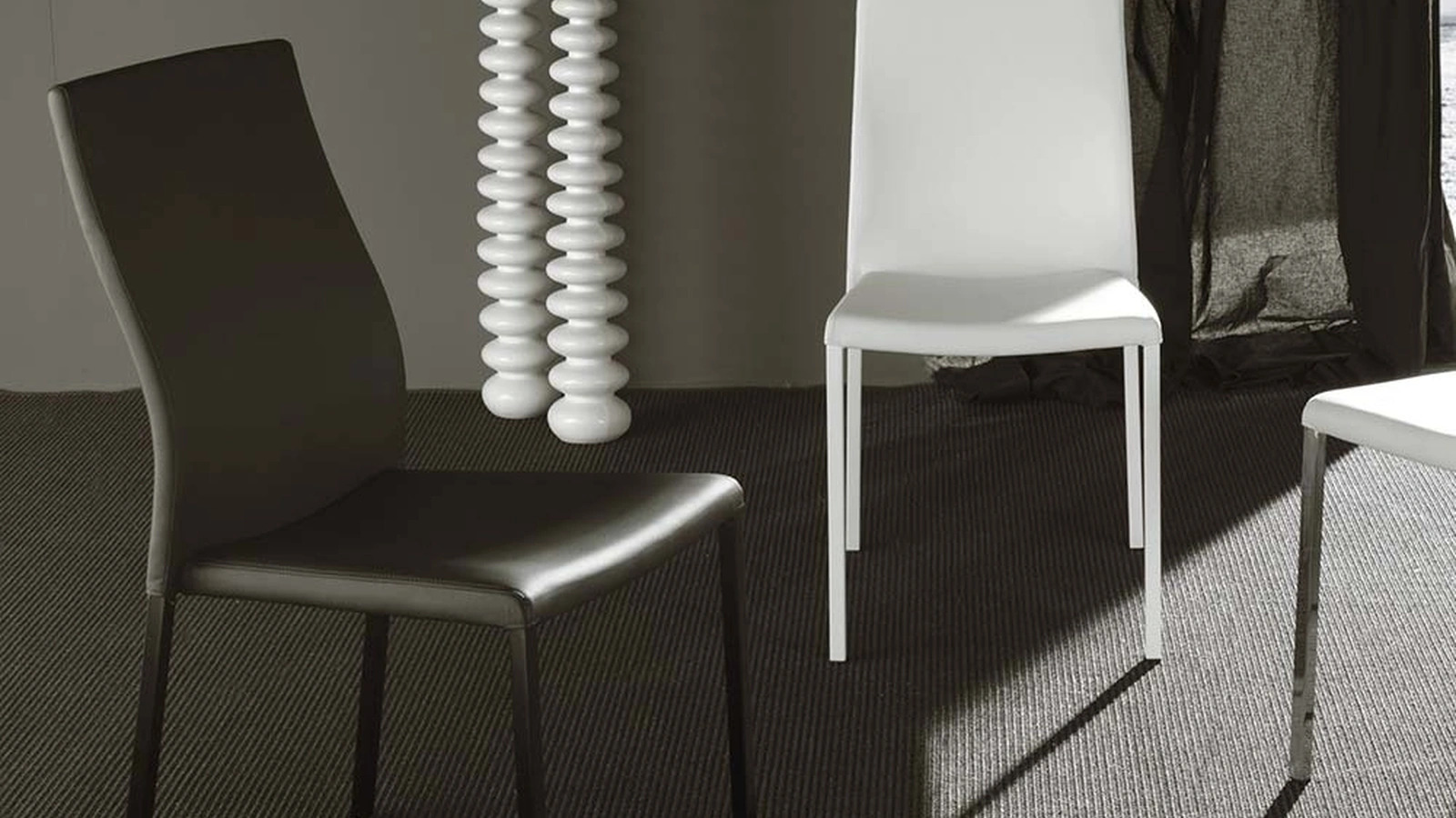 Sedia Hellen in ecopelle con base in metallo verniciato in tinta di La Seggiola