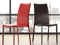 Sedia Vanity completamente rivestita in similcuoio pvc rosso e nero di La Seggiola