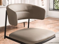 Sgabello in pelle Lia di Ozzio