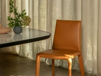 Sedia Lisa completamente rivestita in cuoio di Tonin Casa