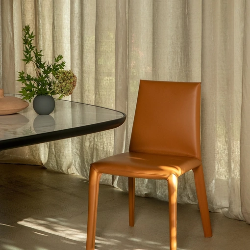 Sedia Lisa completamente rivestita in cuoio di Tonin Casa