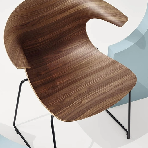 Sedia Loop 3D Wood Sled con scocca in legno e base a slitta in acciaiodi Infiniti