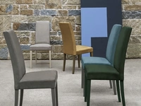 Sedia Lugano in morbida microfibra e struttura in legno verniciato di Target Point