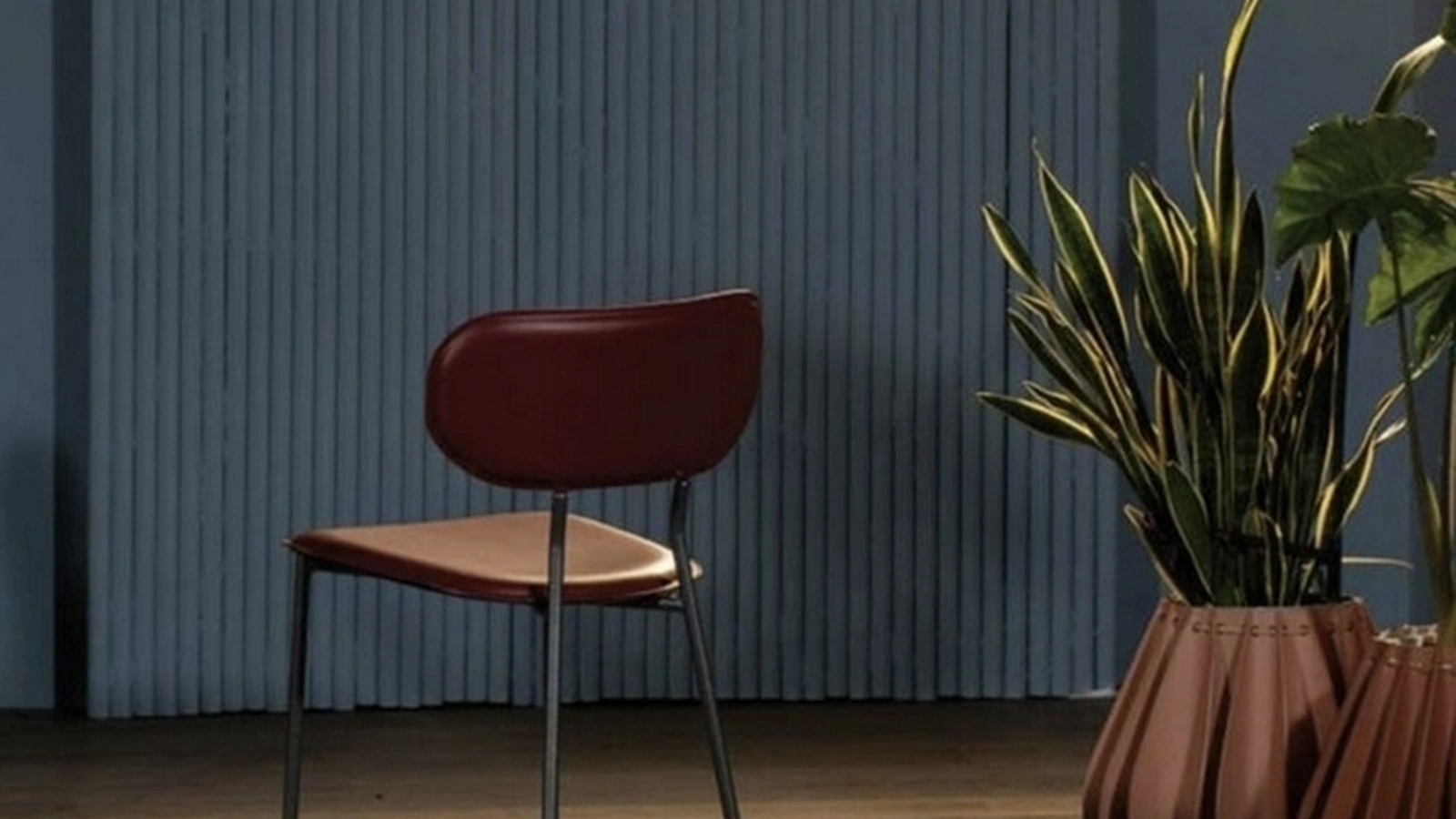 Sgabello Luna SG in cuoio con struttura in metallo di Sedie Brianza