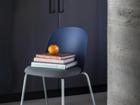 Sedia impilabile Mariolina in polipropilene con seduta imbottita di Miniforms