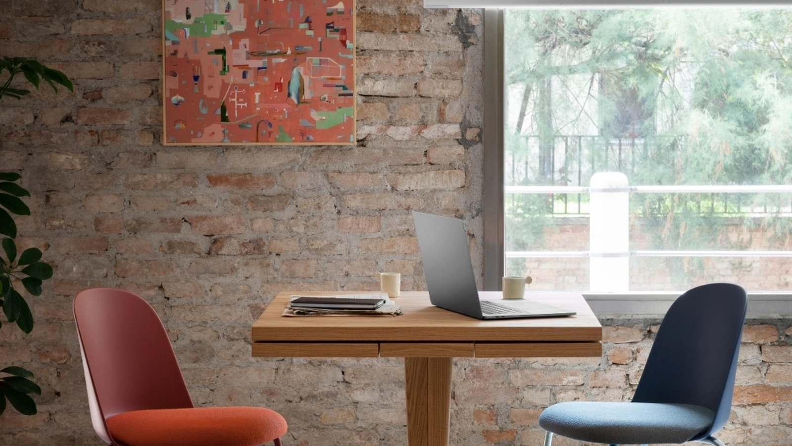 Sedia impilabile Mariolina in polipropilene con seduta imbottita di Miniforms