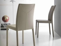 Sedia in ecopelle con schienale curvo Marlene di Sedie Brianza