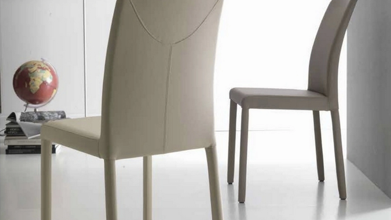 Sedia in ecopelle con schienale curvo Marlene di Sedie Brianza