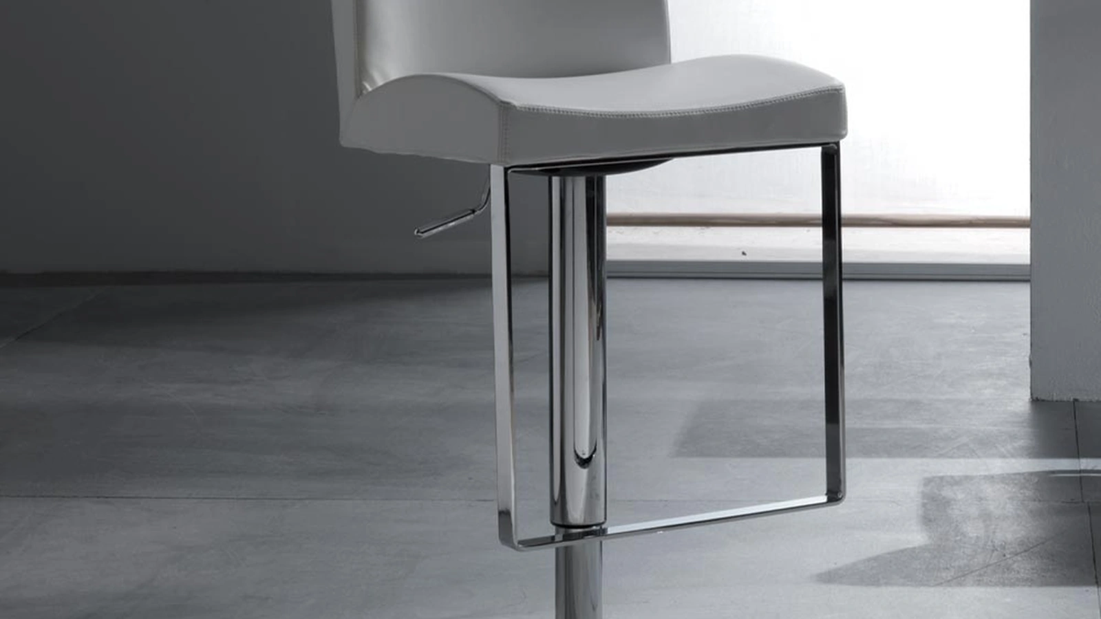 Sgabello regolabile Maxim rivestito in ecopelle con struttura in metallo cromato di La Seggiola