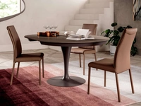 Sedia imbottita Megan completamente rivestita in pelle di Ozzio