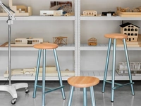 Sgabello con seduta circolare in legno di Faggio e base in metallo zincato Milk di Miniforms