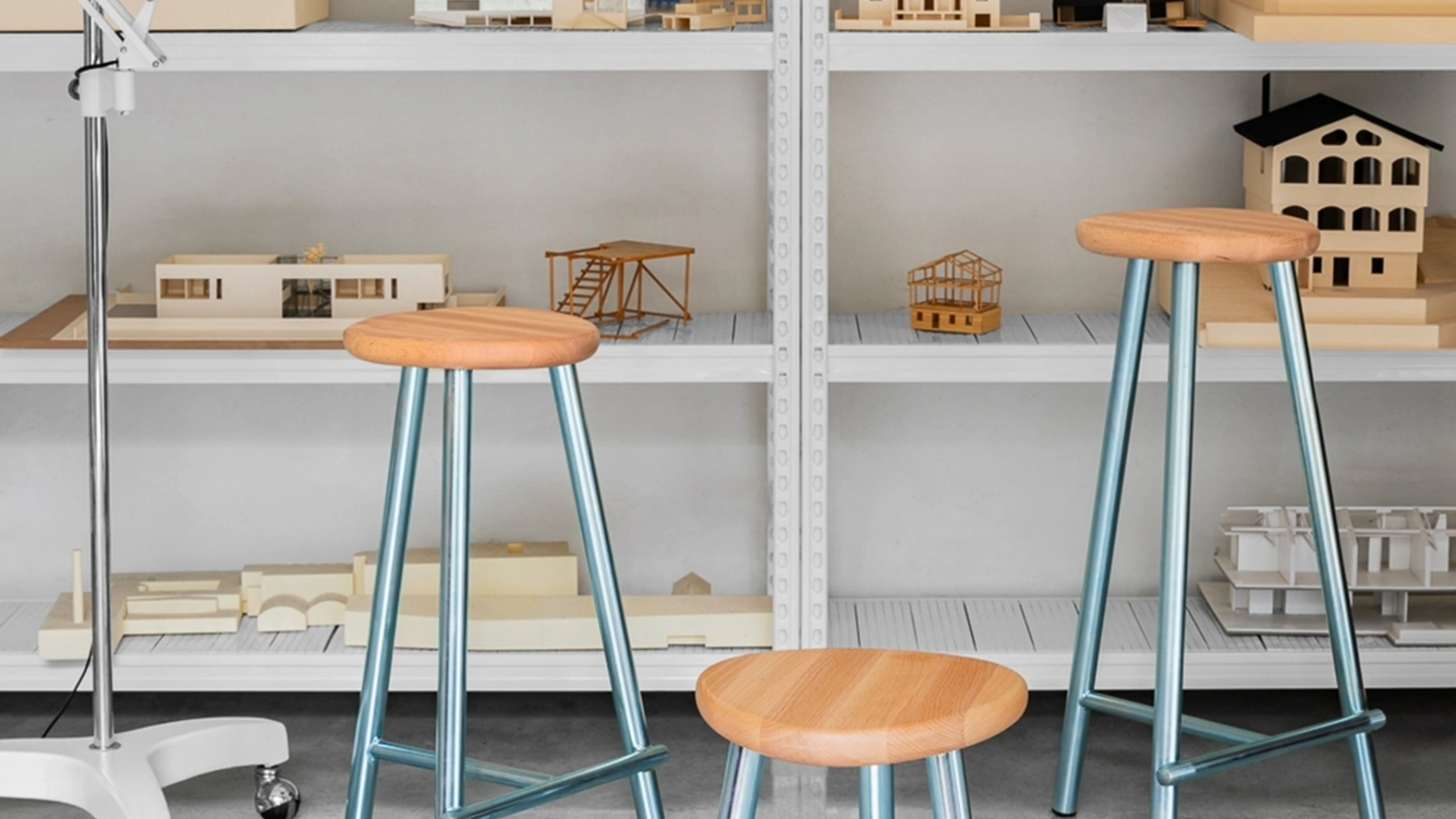 Sgabello con seduta circolare in legno di Faggio e base in metallo zincato Milk di Miniforms