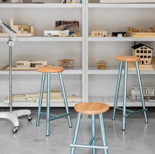 Sgabello con seduta circolare in legno di Faggio e base in metallo zincato Milk di Miniforms