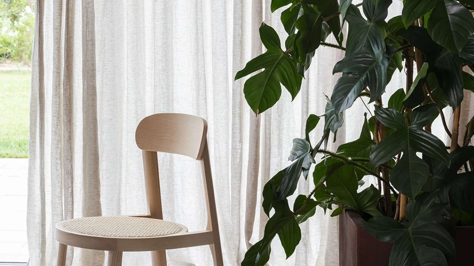 Sedia impilabile in legno con seduta in paglia di Vienna Brulla di Miniforms