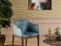 Sedia Mivida in pelle con schienale trapuntato a rombi e struttura in legno Élite di Tonin Casa