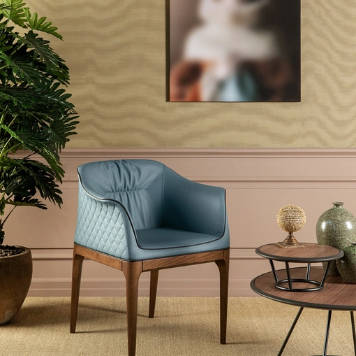 Sedia Mivida in pelle con schienale trapuntato a rombi e struttura in legno Élite di Tonin Casa