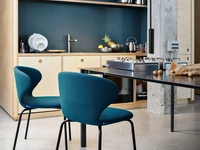 Sedia impilabile Mula in tessuto imbottito e gambe in metallo di Miniforms