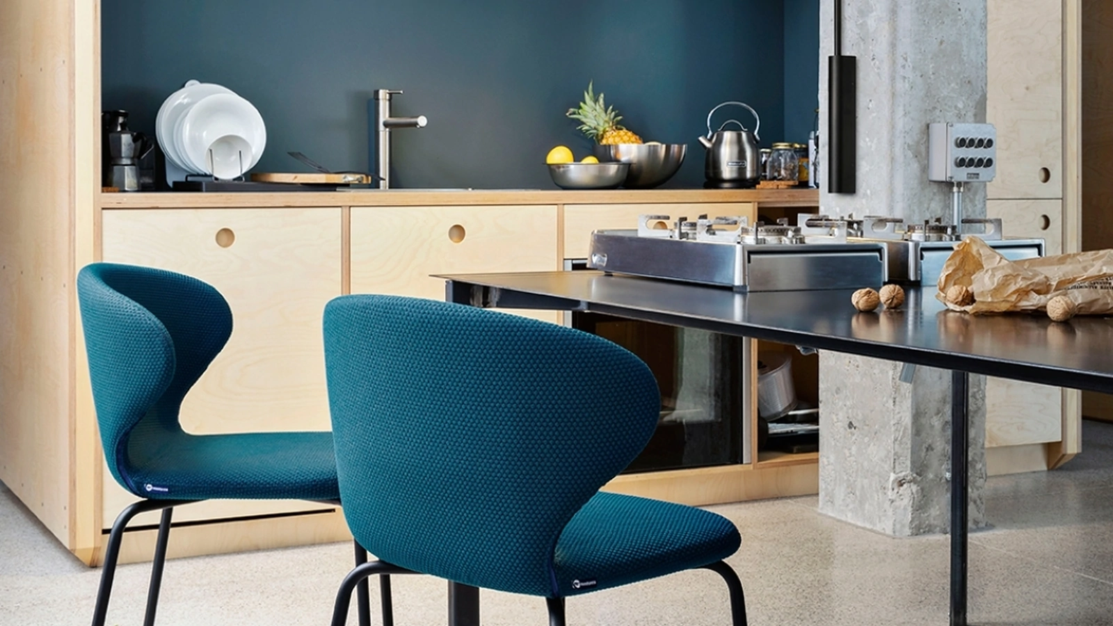 Sedia impilabile Mula in tessuto imbottito e gambe in metallo di Miniforms