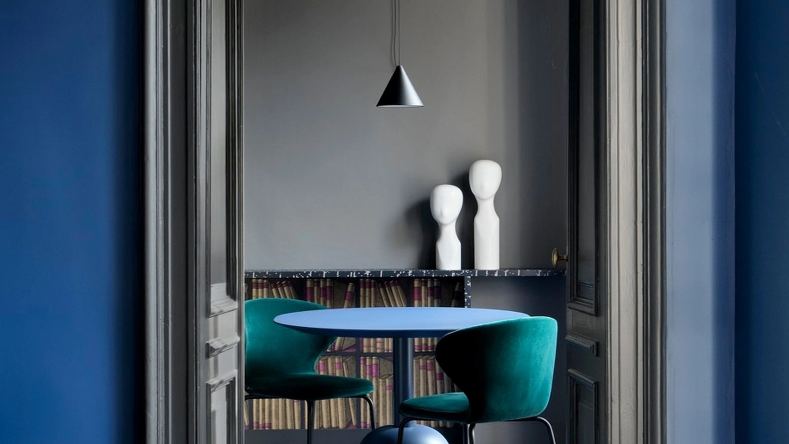 Sedia impilabile Mula in tessuto imbottito e gambe in metallo di Miniforms