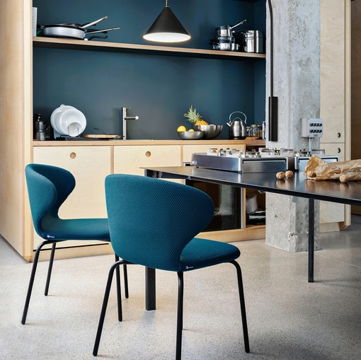 Sedia impilabile Mula in tessuto imbottito e gambe in metallo di Miniforms