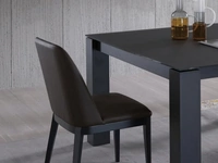 Sedia Naima in ecopelle con base in legno di Sedie Brianza