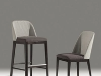 Sgabello Naima SG in tessuto imbottito con gambe in legno di Sedie Brianza