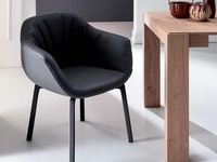 Sedia con braccioli in pelle imbottita con gambe in metallo Nelson di Ozzio