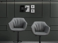 Sgabello in pelle con basamento in metallo Nemo di Ozzio