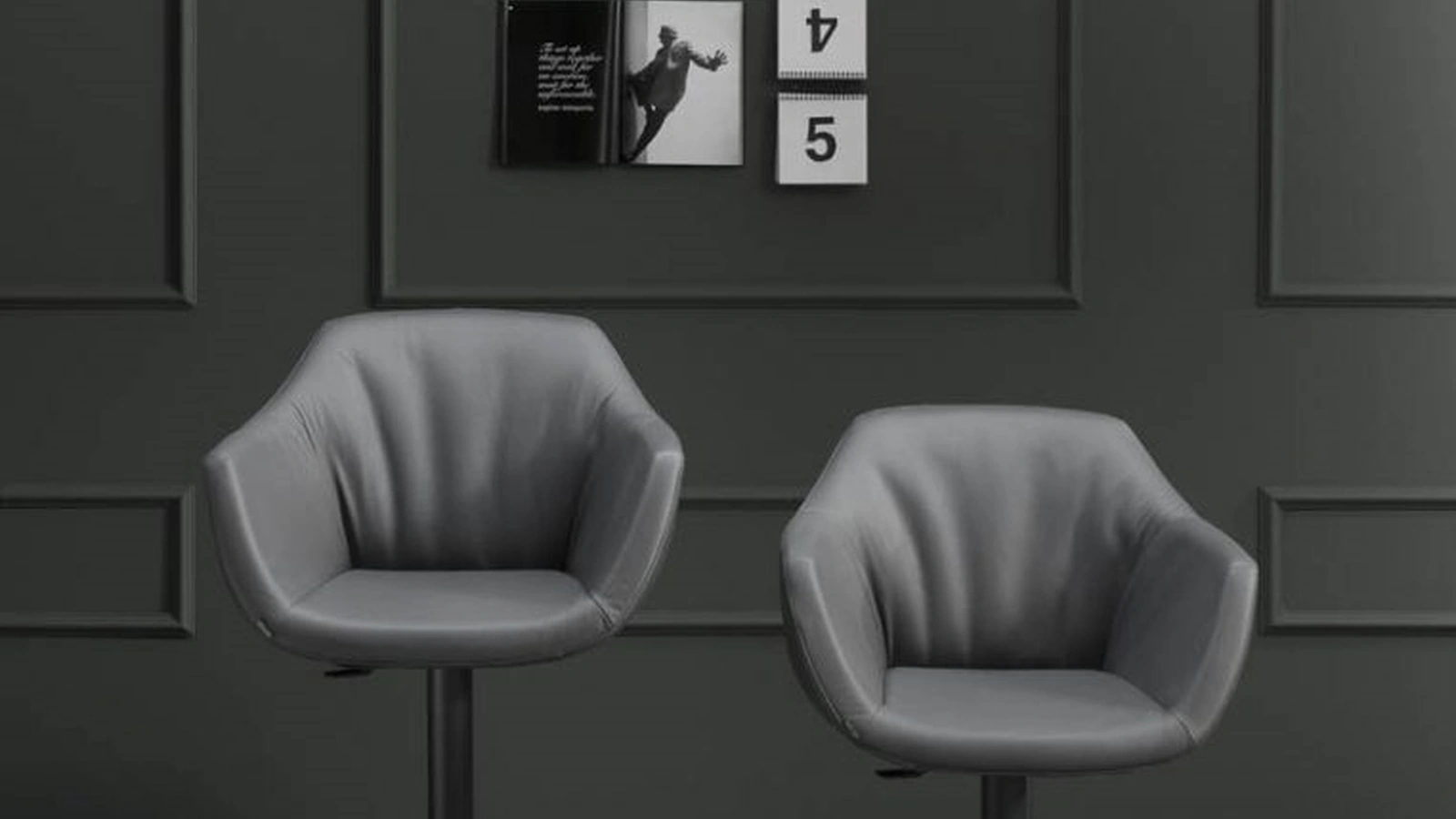 Sgabello in pelle con basamento in metallo Nemo di Ozzio