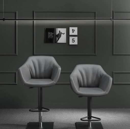 Sgabello in pelle con basamento in metallo Nemo di Ozzio