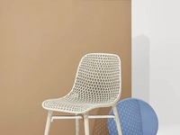 Sedia Next con scocca traforata in poliammide e gambe in Frassino massello Naturale di Infiniti