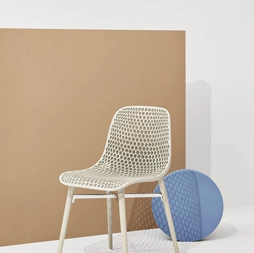 Sedia Next con scocca traforata in poliammide e gambe in Frassino massello Naturale di Infiniti