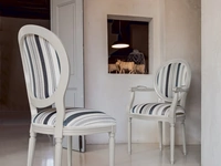 Sedia Norma con seduta rivestita tessuto e struttura in legno laccato di Tonin Casa