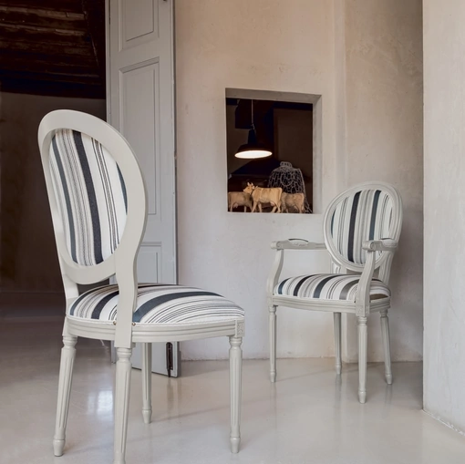 Sedia Norma con seduta rivestita tessuto e struttura in legno laccato di Tonin Casa