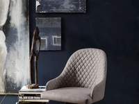 Sedia con braccioli rivestita in pelle imbottita e trapuntata con base in legno Olimpia di Ozzio