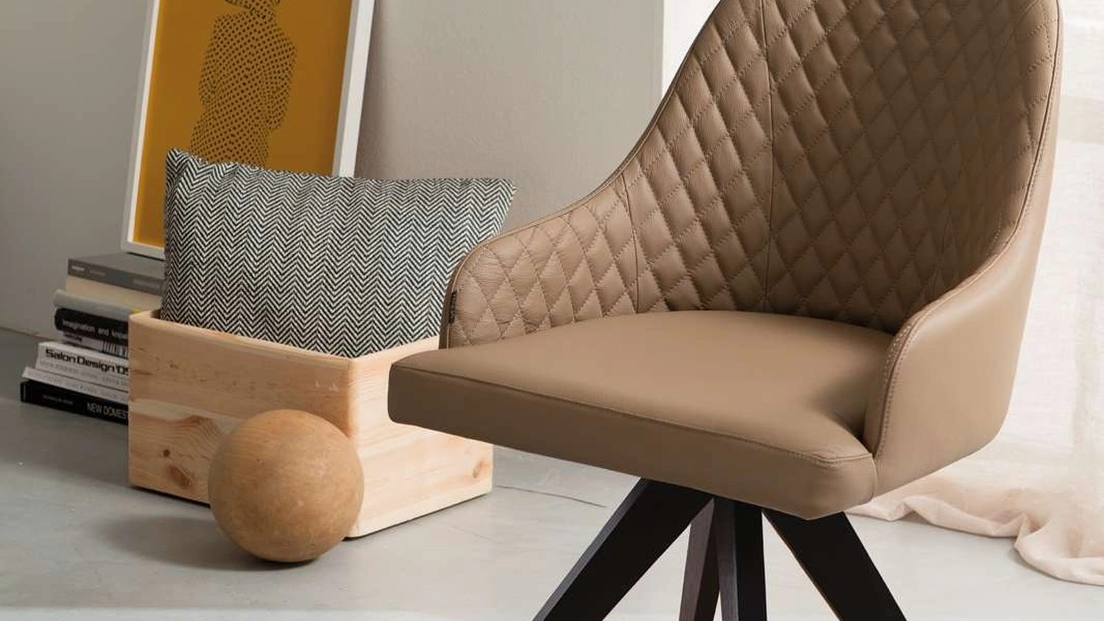 Sedia con braccioli Olimpia di Ozzio