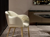 Sedia in pelle imbottita con braccioli Olympia di Tonin Casa