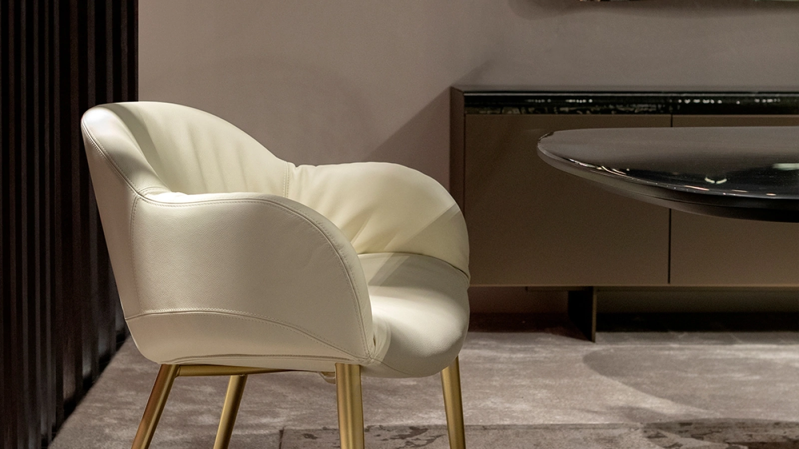 Sedia in pelle imbottita con braccioli Olympia di Tonin Casa