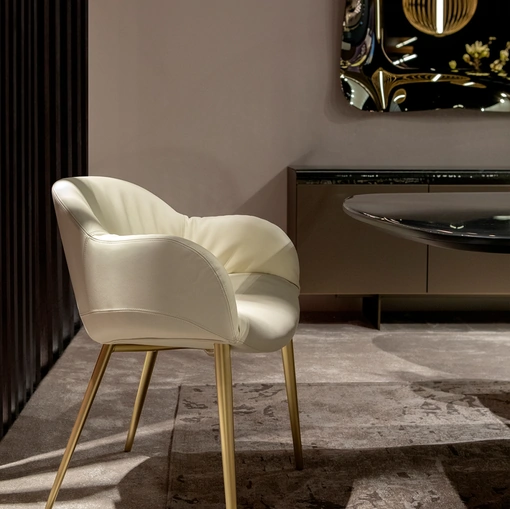 Sedia in pelle imbottita con braccioli Olympia di Tonin Casa