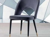 Sedia imbottita in velluto antimacchia grigio fumo con struttura in metallo verniciato nero con piedino in ottone satinato Opera di La Seggiola