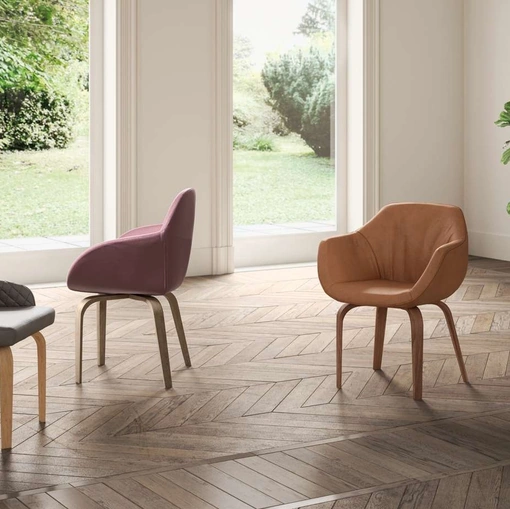 Sedia Atena in pelle con gambe in legno di Ozzio