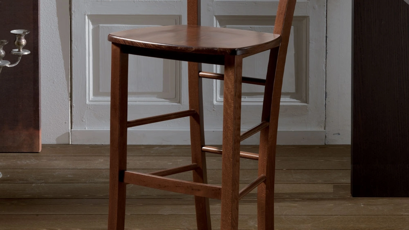 Sgabello alto Paesana in legno massello noce scuro di La Seggiola