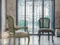 Sedia Pegaso con struttura in legno e seduta rivestita in tessuto con profili in pelle di Tonin Casa