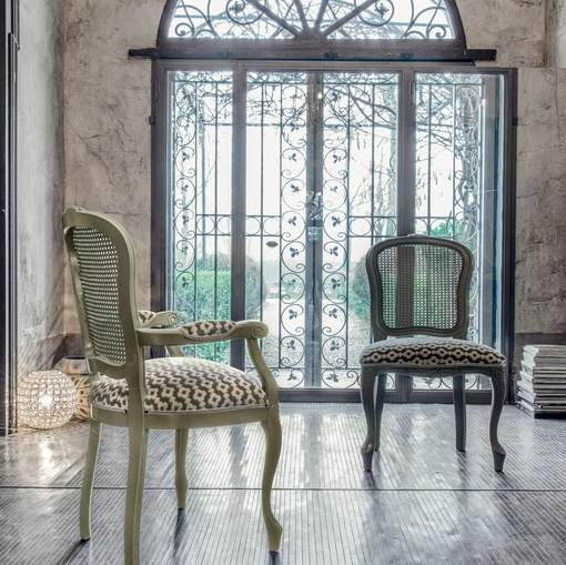 Sedia Pegaso con struttura in legno e seduta rivestita in tessuto con profili in pelle di Tonin Casa