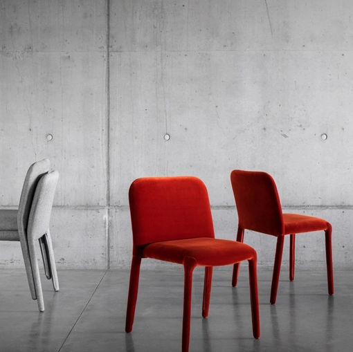 Sedia impilabile in tessuto imbottito Pelè di Miniforms