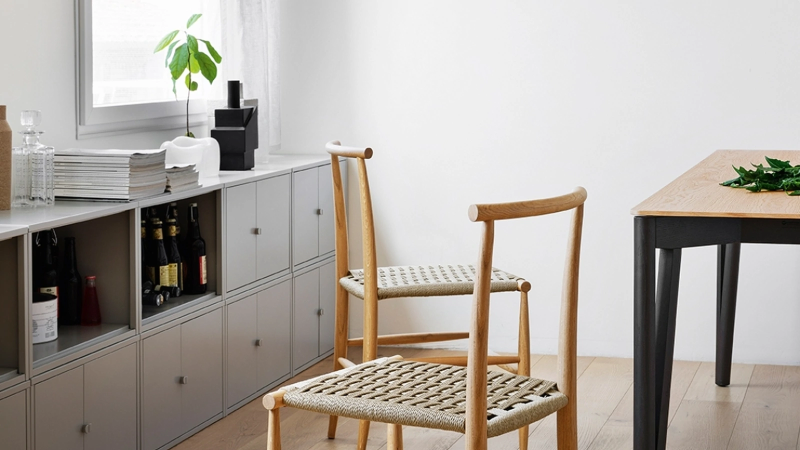 Sedia Pelleossa in Rovere Fiammato con seduta in paglia di fiume di Miniforms