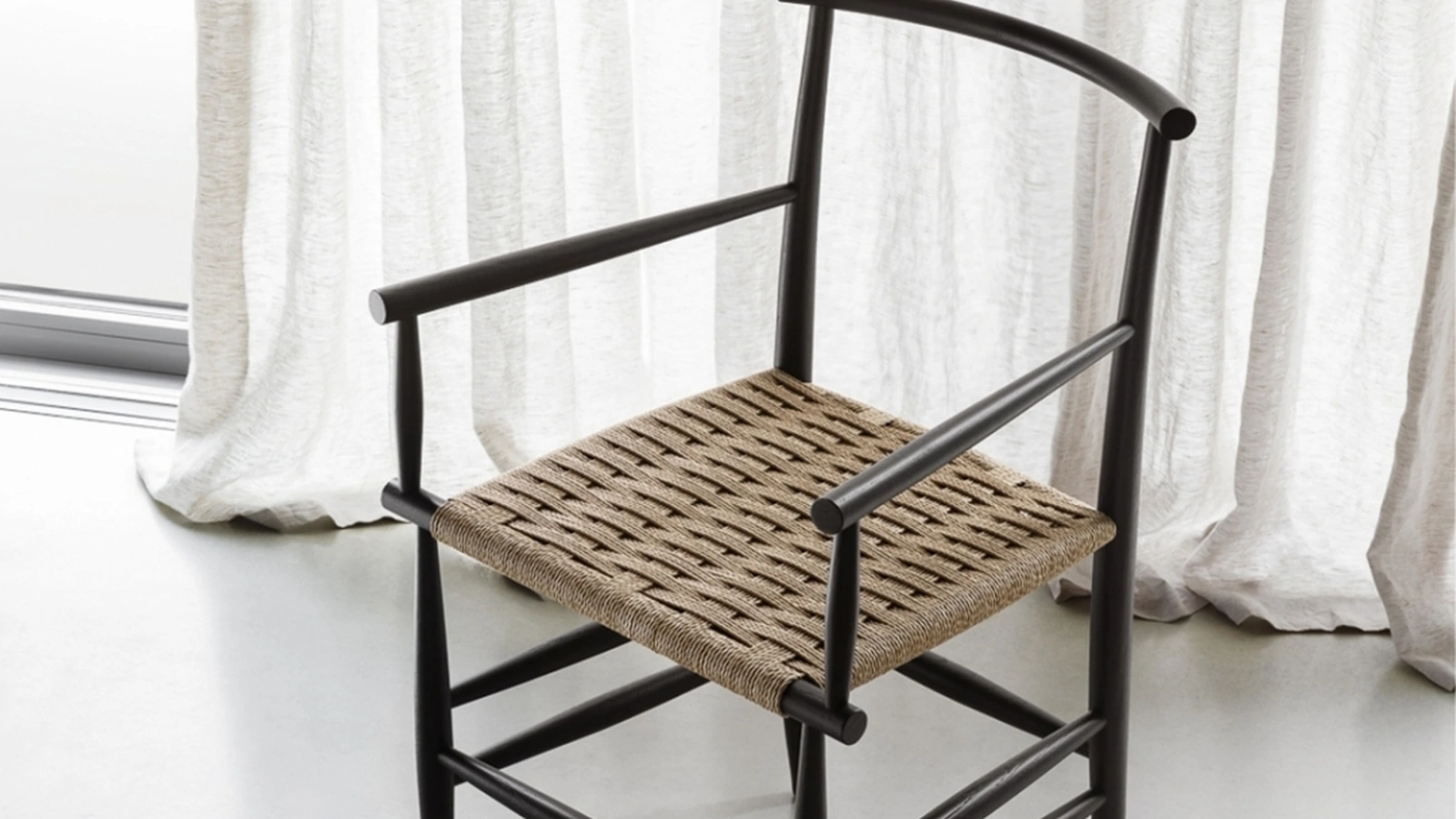 Sedia con braccioli Pelleossa in Rovere Nero con seduta in paglia di fiume di Miniforms